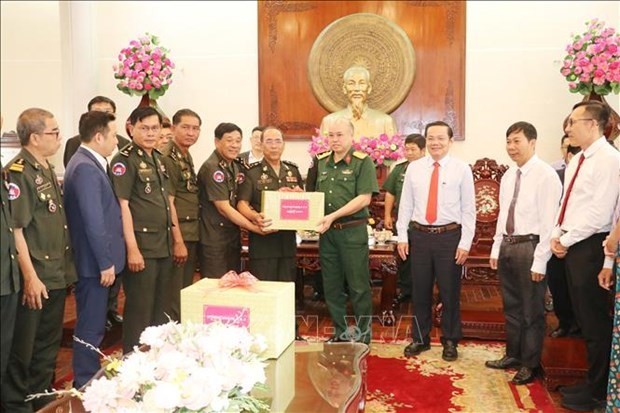 Delegación de la Guardia del Ejército Real de Camboya extiende felicitaciones a autoridades y pobladores de ciudad de Can Tho (Fotografía: VNA)