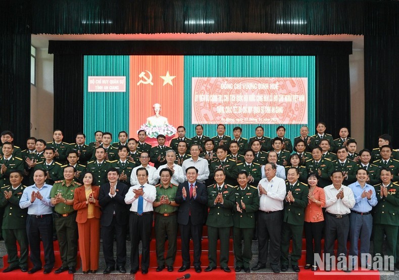 El presidente de la Asamblea Nacional, Vuong Dinh Hue, y oficiales y soldados del Alto Mando Militar de la provincia de An Giang. (Fotografía: VNA)