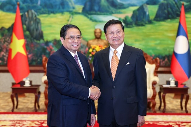 El primer ministro vietnamita, Pham Minh Chinh (izquierda), y el secretario general del Partido Popular Revolucionario y presidente de Laos, Thongloun Sisoulith, (Fotografía:VNA)