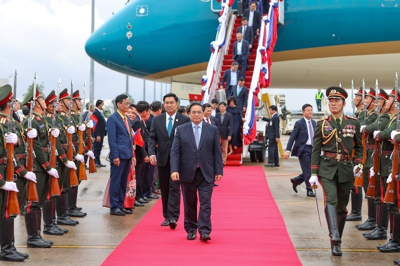La ceremonia de bienvenida del primer ministro vietnamita, Pham Minh Chinh, en el Aeropuerto Internacional de Wattay, Vientián (Fotografía: Nhat Bac)