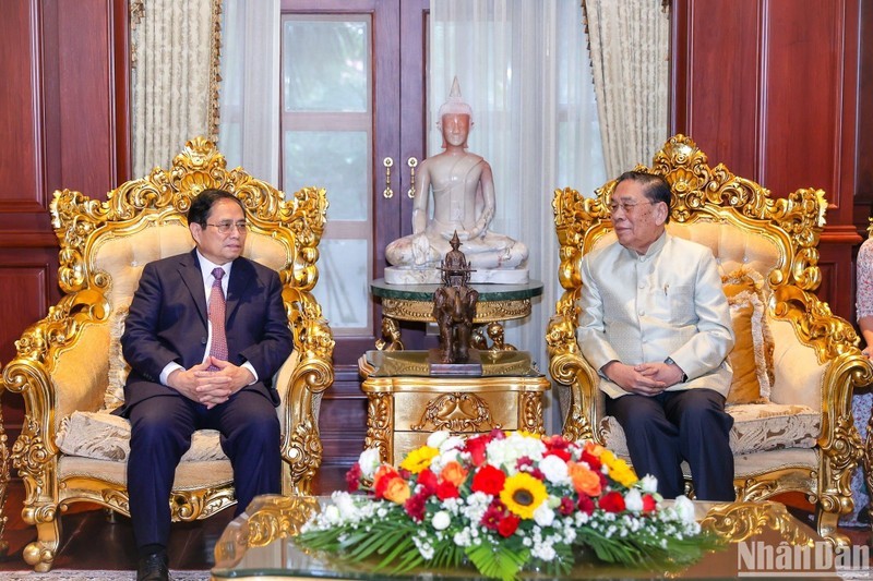 El primer ministro de Vietnam, Pham Minh Chinh (izquierda), y el exsecretario general del Partido Popular Revolucionario y presidente de Laos, Choummaly Sayasone, (Fotografía: Nhat Bac)