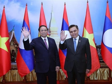 El primer ministro vietnamita, Pham Minh Chinh (izq.), y el presidente de la Asamblea Nacional de Laos, Saysomphone Phomvihane. (Fotografía: VNA)