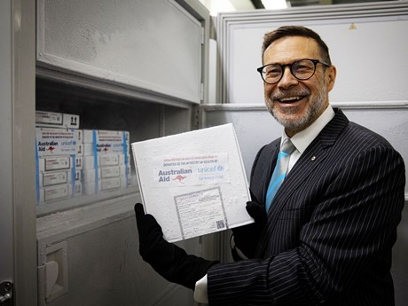 El embajador Andrew Goledzinowski en la ceremonia de entrega de cinco camiones frigoríficos y 4,2 millones de dosis de vacuna contra la COVID-19 del país oceánico a Vietnam, el 10 de octubre de 2022 (Fotografía: Cortesía de la Embajada de Australia en Vietnam).