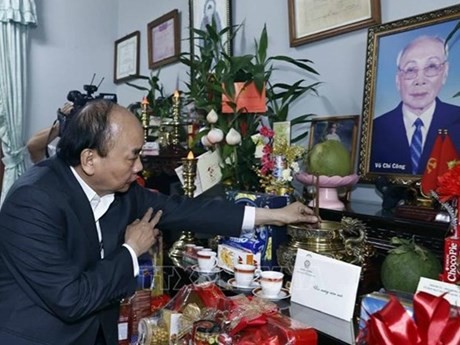El presidente Nguyen Xuan Phuc ofrece incienso en homenaje a Vo Chi Cong (1912-2011), presidente del Consejo de Estado de 1987 a 1992. (Fotografía: VNA)