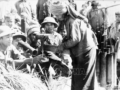 Camboyanos llevan jugo de jaggery a los soldados voluntarios vietnamitas durante los días de ayudar a los camboyanos en la cosecha de arroz, una imagen imbuida de la solidaridad binacional en la lucha para derrocar al régimen genocida de Pol Pot (Fotografía: VNA) 