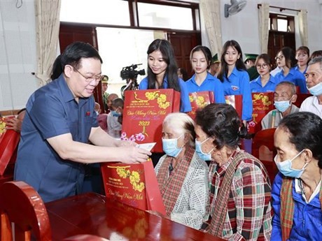 El presidente de la Asamblea Nacional de Vietnam, Vuong Dinh Hue, entrega obsequios a personas pobres en An Giang (Fotografía: VNA)