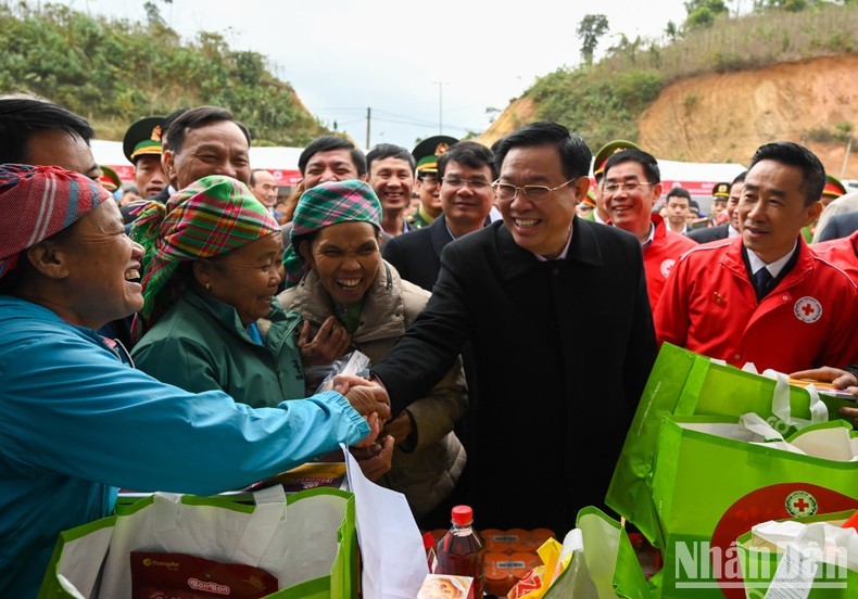 El presidente de la AN, Vuong Dinh Hue, y las minorías étnicas en la comuna de Trinh Tuong