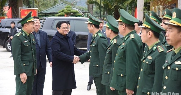 El premier vietnamita Pham Minh Chinh visita a oficiales y soldados de la estación de guardia fronteriza de Ta Lung.