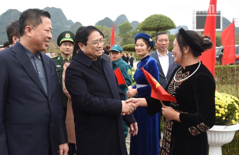 El primer ministro vietnamita, Pham Minh Chinh, realizó una visita y entregó obsequios para las familias pobres y con méritos revolucionarios en el distrito de Quang Hoa (Fotografía: Nhan Dan)