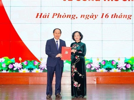 Le Tien Chau recibió la nueva decisión para asumir nuevas funciones (Fotografía: VNA)