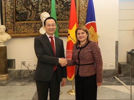 El embajador vietnamita en Italia, Duong Hai Hung, y la viceministra de Relaciones Exteriores de Italia, Maria Tripodi (Fotografía: VNA)