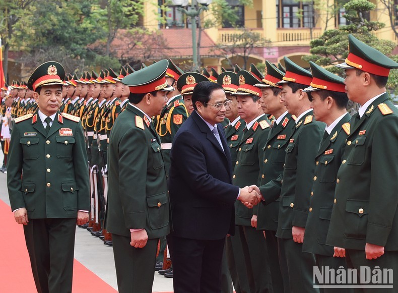 Primer ministro de Vietnam visita el cuerpo de tanques blindados