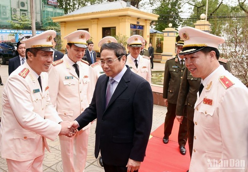 Premier vietnamita visita a los oficiales y soldados del Alto Mando de Guardia