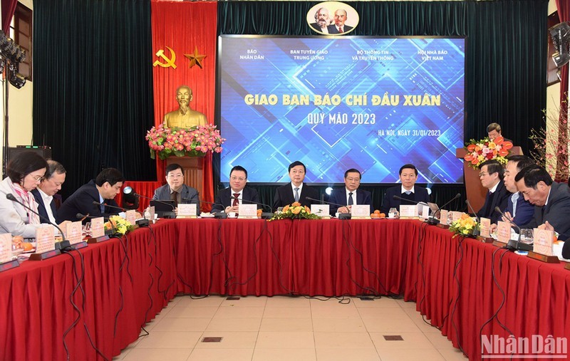 El viceprimer ministro vietnamita Tran Hong Ha y los líderes del Comisión de Comunicación y Educación del Comité Central del PCV, el Ministerio de Información y Comunicación, el periódico Nhan Dan y la Asociación de Periodistas de Vietnam copresidieron el evento.
