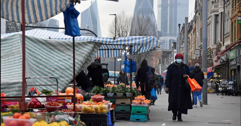 Ciudadanos compran en un mercado de Londres, el 15 de enero de 2021. (Foto: REUTERS)