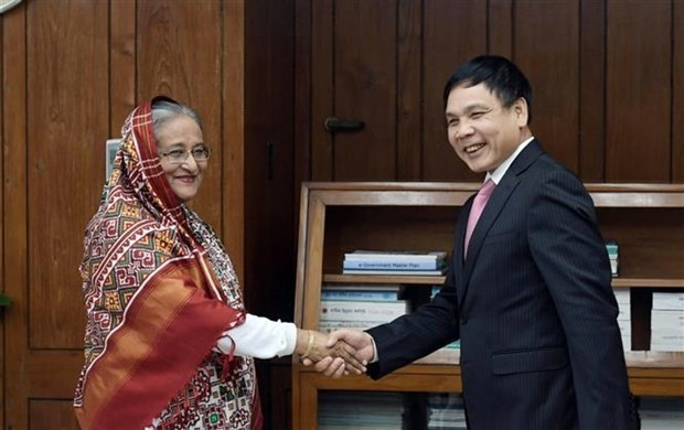 El embajador Pham Viet Chien y la primera ministra de Bangladesh, Sheikh Hasina (Foto: VNA)