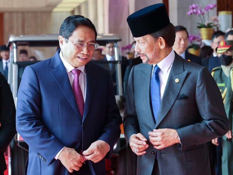 El primer ministro de Vietnam, Pham Minh Chinh, y el Sultán Hassanal Bolkiah de Brunei. (Fotografía: VGP)