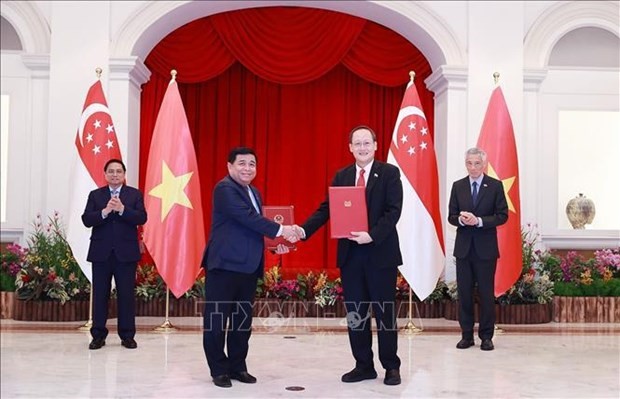 El primer ministro Pham Minh Chinh y su par de Singapur, Lee Hsien Loong en la de un Memorando de Entendimiento sobre el establecimiento de una economía digital - asociación de economía verde. (Fotografía: VNA)