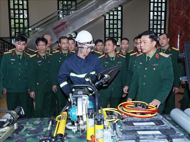 La fuerza de ingenieros revisa el equipo y la maquinaria para el trabajo de rescate (Foto: VNA)