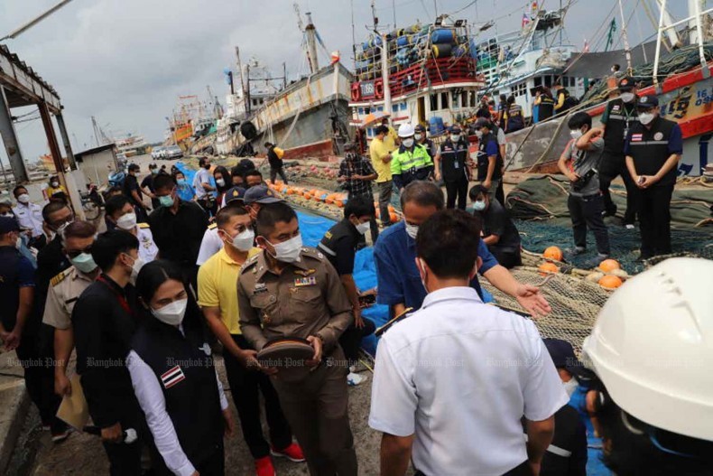 Las autoridades tailandesas inspeccionan barcos de pesca en la provincia de Samut Prakan. (Foto: Oficina de Correos de Bangkok)