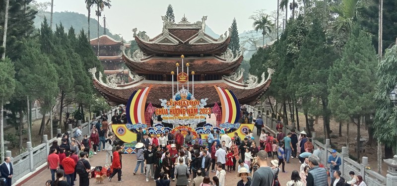 El Festival de la Pagoda Huong 2023 atrae a gran cantidad de visitantes de todas las regiones del país.