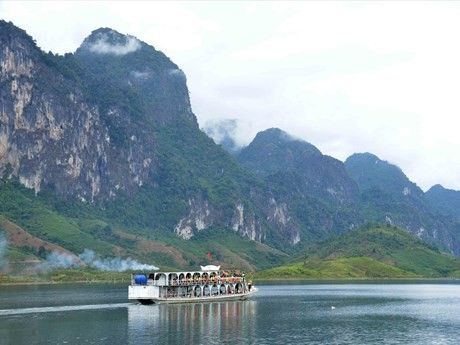 Un barco turístico lleva a las concursantes de Miss Turismo Mundial 2022 a un paseo en el lago del distrito de Quynh Nhai (Son La) (Fotografía: VNA)