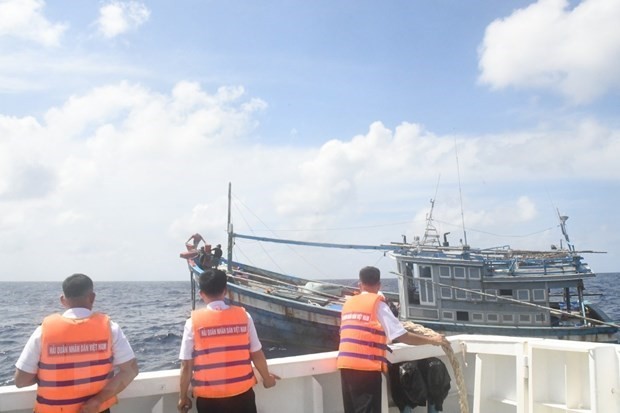 Remolcan pesquero en peligro para su reparación en isla vietnamita (Fotografía: VNA)