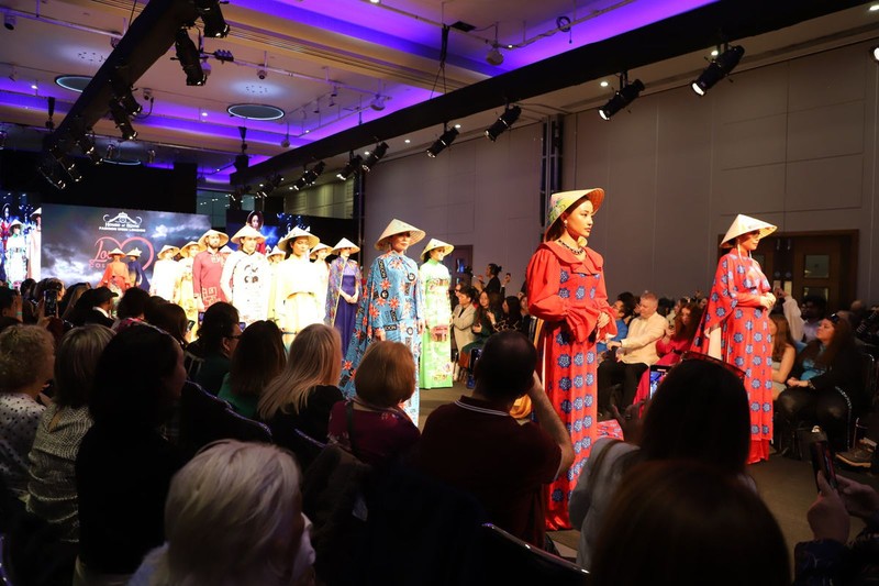 El espectáculo de apertura de la Semana de moda de House of iKons Fashion Week 2023 en Londres. (Fotografía:vovlive.vn)