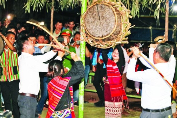 Turistas participan en festival de Dap Trong en la provincia de Quang Binh (Fotografía: nhandan.vn) 