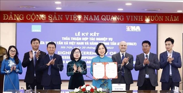 En la foto: La directora general de la Agencia Vietnamita de Noticias (VNA), , realiza protocolo de firma. (Fotografía: VNA)