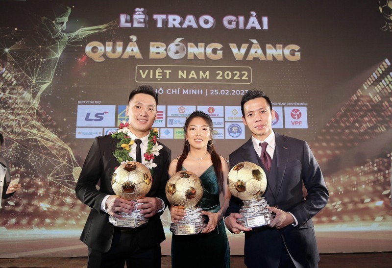 Los delanteros Ho Van Y, Huynh Nhu y Nguyen Van Quyet ganan el Balón de Oro 2022. (Fotografía: Nhan Dan)