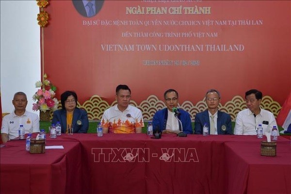 El embajador vietnamita en Tailandia, Phan Chi Thanh, y el alcalde de Udon Thani, Thanadorn Phuttharaksa en la reunión de trabajo sobre el proyecto. (Foto: VNA)