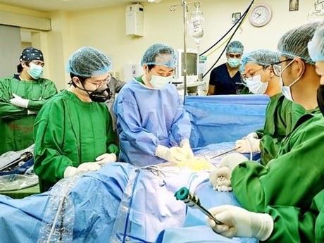 El doctor Nguyen Phu Huu (tercero de izquierda a derecha) está dando instrucciones para transferir a los médicos filipinos la técnica de cirugía robótica en el tratamiento del cáncer gastrointestinal (Foto: sggp.org.vn)