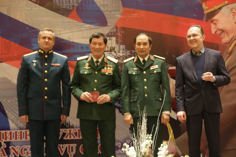 El coronel Alexey Govorov, el héroe de las Fuerzas Armadas Populares Pham Tuan, el teniente general superior Phung Si Tan y el embajador de Rusia en Vietnam, Gennady Bezdetko. (Foto: Hoang Yen)