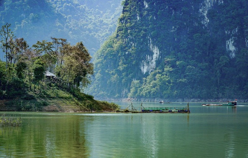 La belleza del lago de Song Da en la provincia vietnamita de Dien Bien