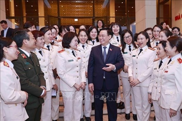 El presidente de la Asamblea Nacional de Vietnam, Vuong Dinh Hue, y las mujeres policíacas (Foto: VNA)