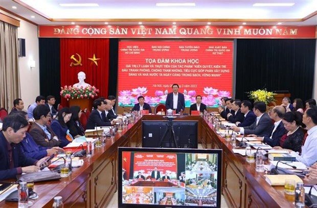 El el director de la Academia de Política Nacional Ho Chi Minh, Nguyen Xuan Thang, preside la reunión. (Foto: VNA)