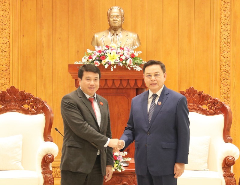 El presidente de la Asamblea Nacional de Laos, Xaysomphone Phomvihanne, recibe al jefe del Consejo de Asuntos Étnicos de la Asamblea Nacional de Vietnam (Foto: Trinh Dung)