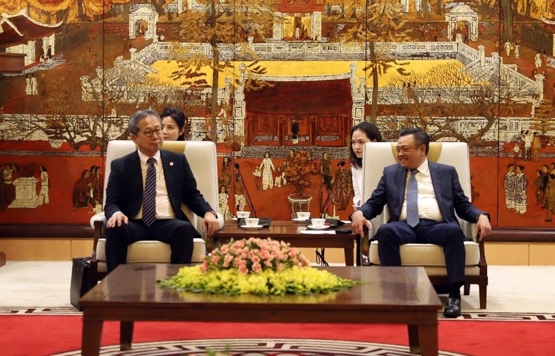 El presidente del Comité Popular de Hanói, Tran Sy Thanh (derecha), y el embajador de Japón en Vietnam, Takio Yamada (Fotografía: kinhtedothi.vn)