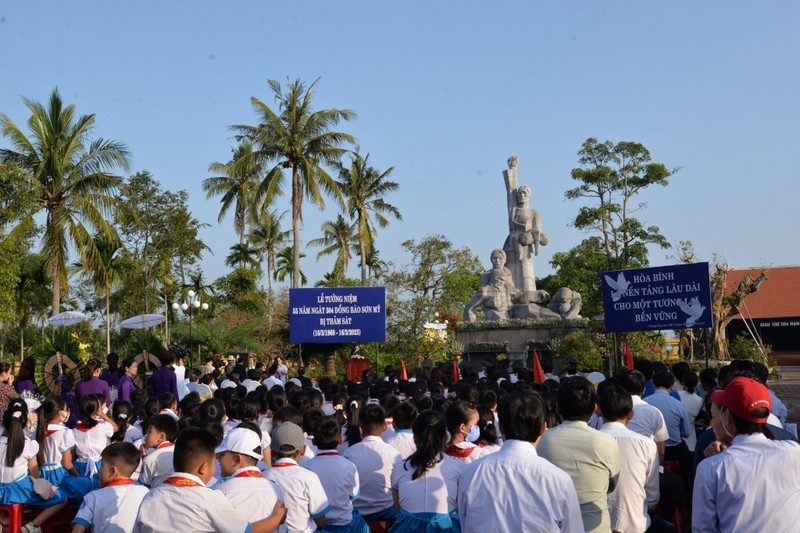Muchos alumnos y habitantes locales participan en la ceremonia de conmemoración. (Foto: nhandan.vn)