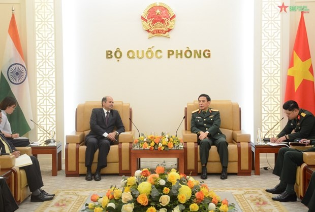 El embajador indio en Hanói, Sandeep Arya, y el ministro de Defensa de Vietnam, general Phan Van Giang (Foto: VNA)