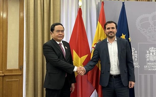 El vicepresidente permanente de la Asamblea Nacional de Vietnam, Tran Thanh Man, y el ministro de Consumo de España, Alberto Garzón (Foto: VNA)