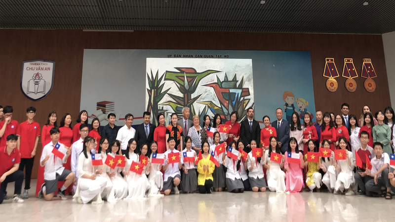 Maestros y alumnos de la escuela secundaria Chu Van An dan la bienvenida a la delegación de Chile.