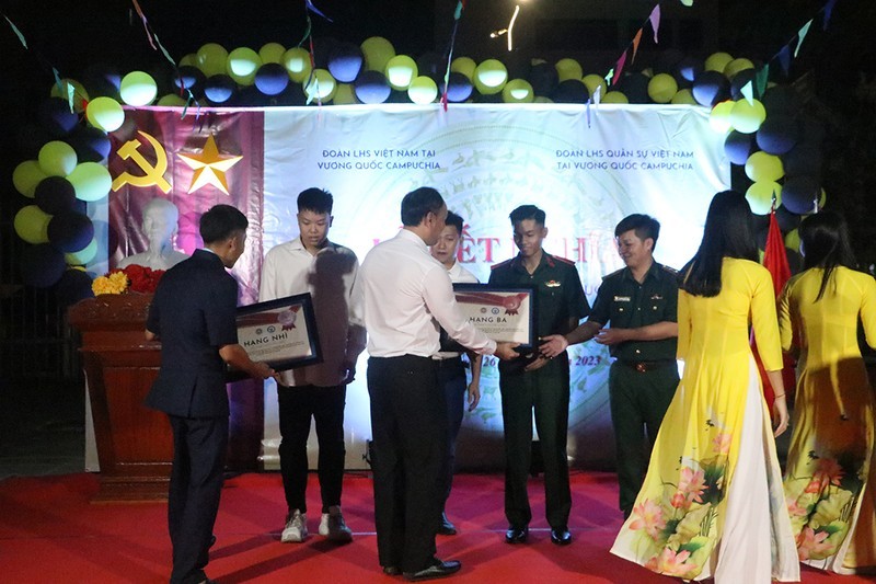 Representantes de la Embajada de Vietnam en Camboya entregan premios a grupos e individuos con logros destacados en actividades culturales y deportivas para celebrar las principales festividades del país. (Foto: NGUYEN HIEP)