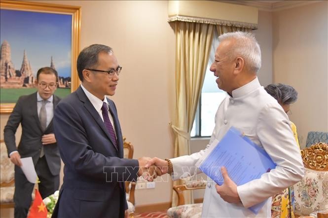 El ministro tailandés de Turismo y Deportes, Phiphat Ratchakitprakarn, y el embajador vietnamita en Bangkok, Phan Chi Thanh. (Foto: VNA)
