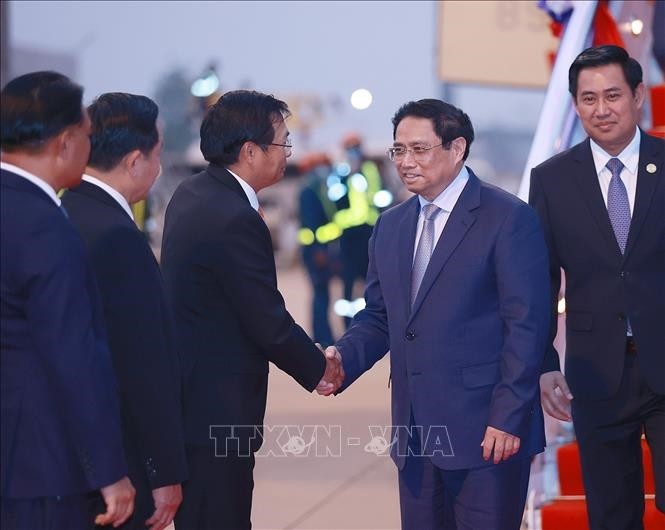 La ceremonia de bienvenida del primer ministro vietnamita Pham Minh Chinh a Vientián para asistir a la IV Cumbre de la Comisión del Río Mekong (Foto:VNA)