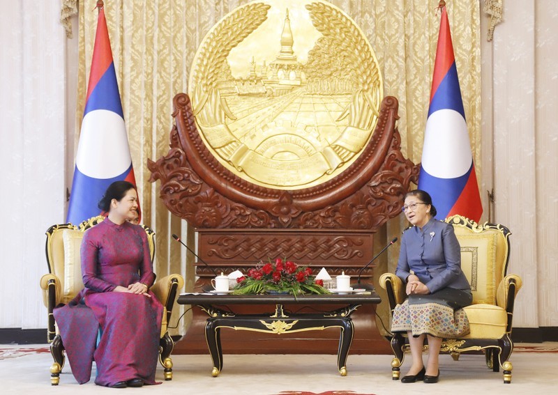 Ha Thi Nga, presidenta de la Unión de Mujeres de Vietnam (izquierda) y la vicepresidenta de Laos, Pany Yathotou (Foto: VNA)