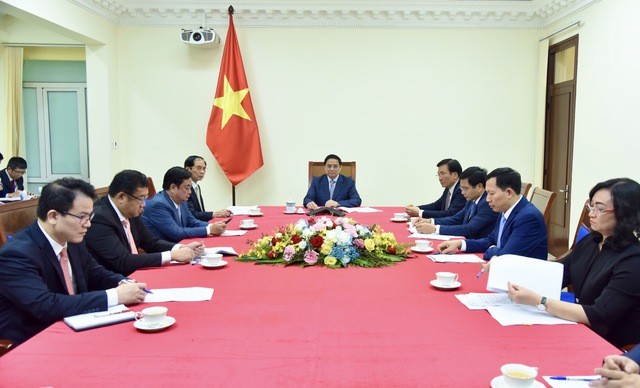 El primer ministro vietnamita, Pham Minh Chinh, sostuvo hoy conversaciones telefónicas con su homólogo chino, Li Qiang (Foto: VNA)