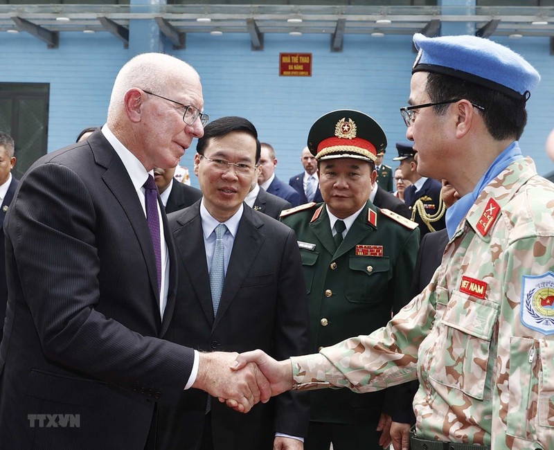 El presidente vietnamita, Vo Van Thuong, y el gobernador general de Australia, David Hurley, se reunieron con las fuerzas vietnamitas en las operaciones de mantenimiento de la paz de la ONU (Foto: Nhan Dan)