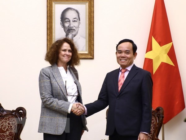 El viceprimer ministro de Vietnam Tran Luu Quang recibe a la directora nacional del Banco Mundial, Carolyn Turk. (Foto: VNA)